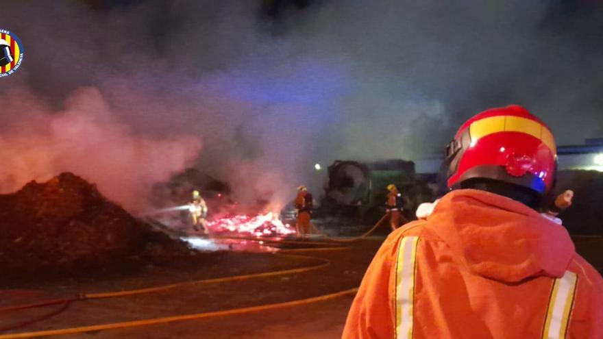 Incendio en una planta de reciclaje en Llíria