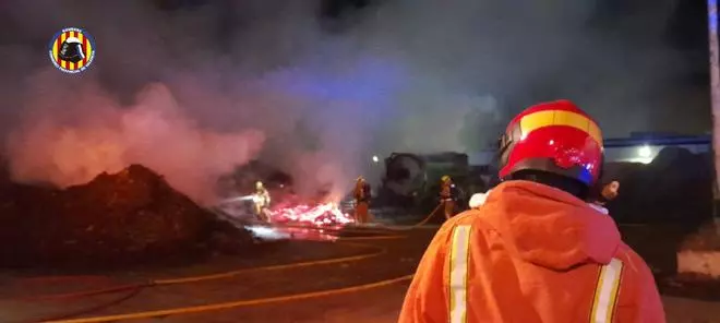 Incendio en una planta de reciclaje en Llíria