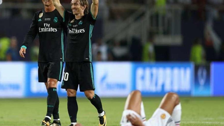 Modric celebra con Ronaldo la victoria en la Supercopa de Europa.