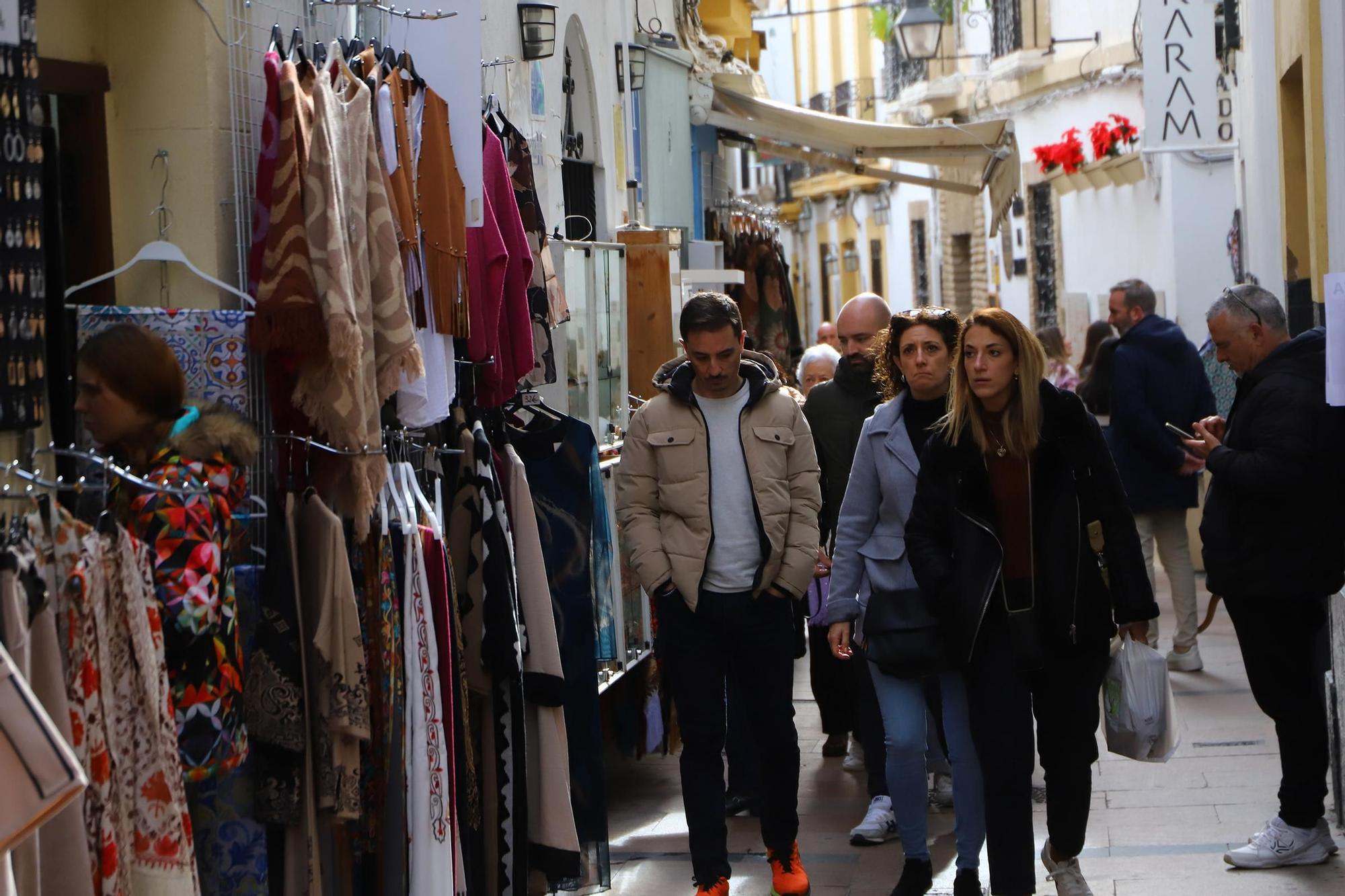 Turistas y cordobeses se echan a la calle