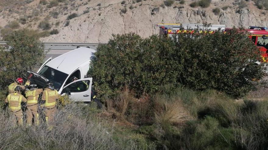 Rescatan a un conductor atrapado en su coche tras salirse de la vía en Lorca