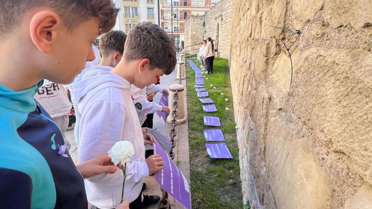 Niños cordobeses participan en una actividad por el Día de la Eliminación de la Violencia contra la Mujer.