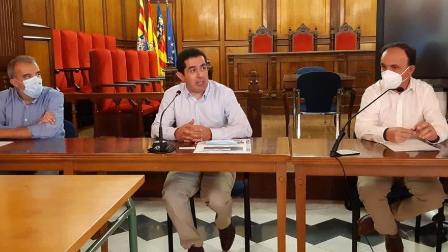 El concejal Jordi Martínez, Toni Francés y el responsable de FACSA.