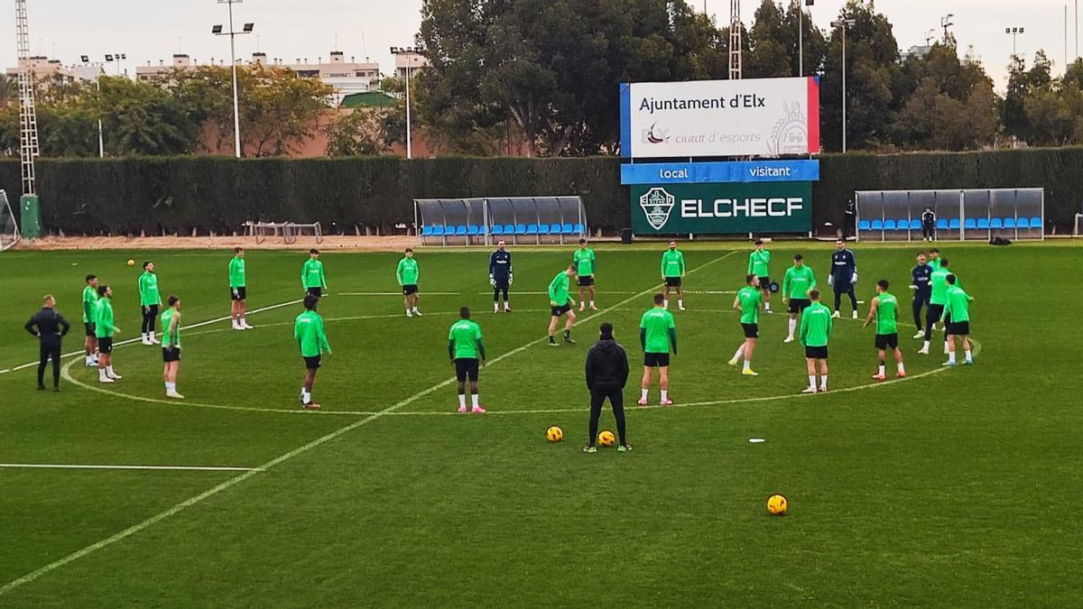 La plantilla del Elche, durante el entrenamiento de este martes