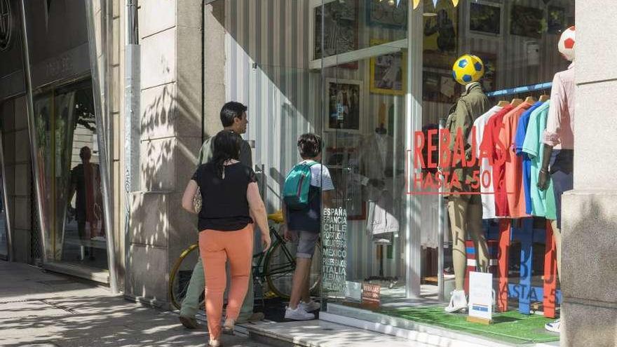 Un establecimiento de rebajas, en la tarde de ayer en la calle del Paseo. // Enzo Sarmiento