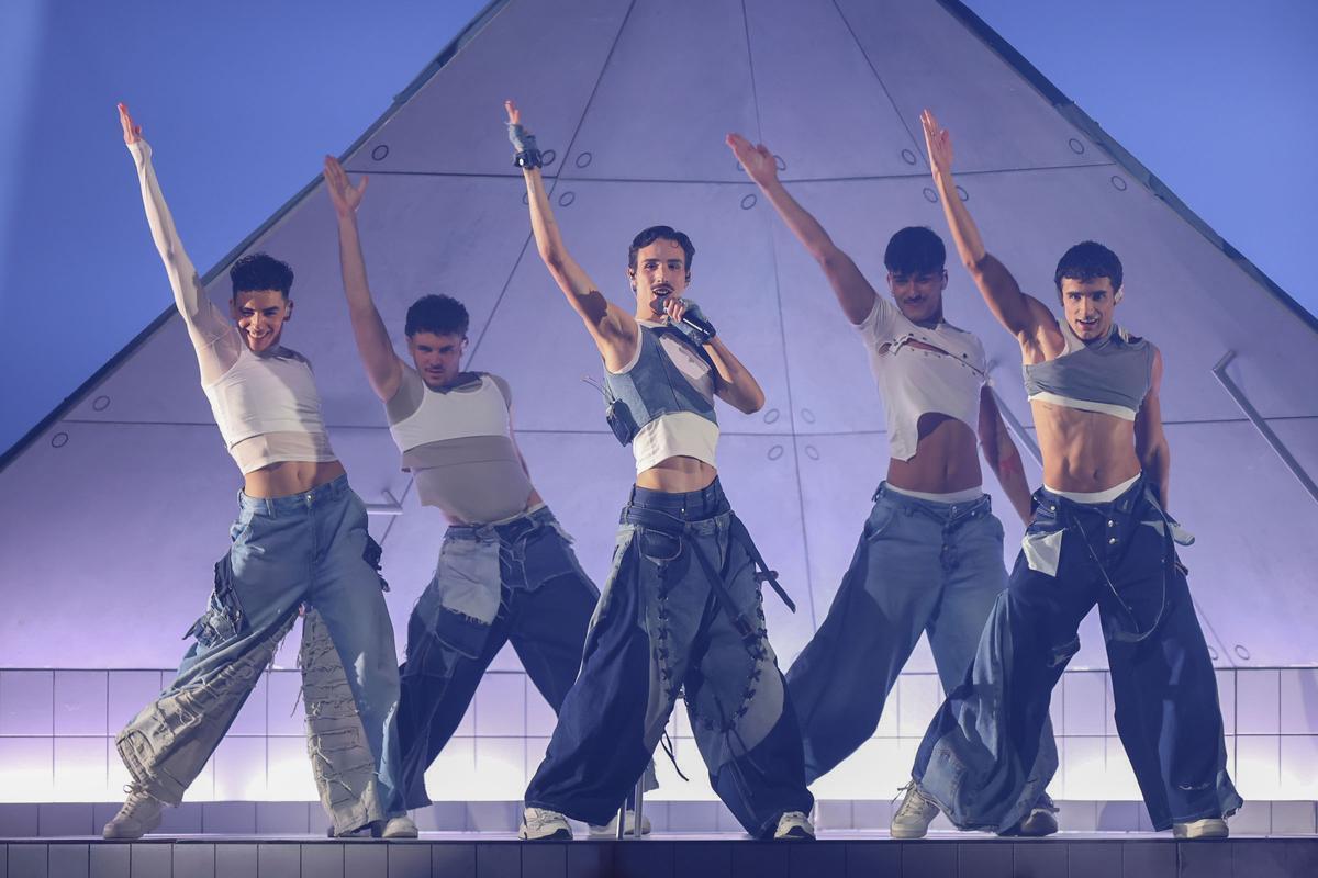 Mayo, que abrió la gala, se desinfló con su canción "Tócate"