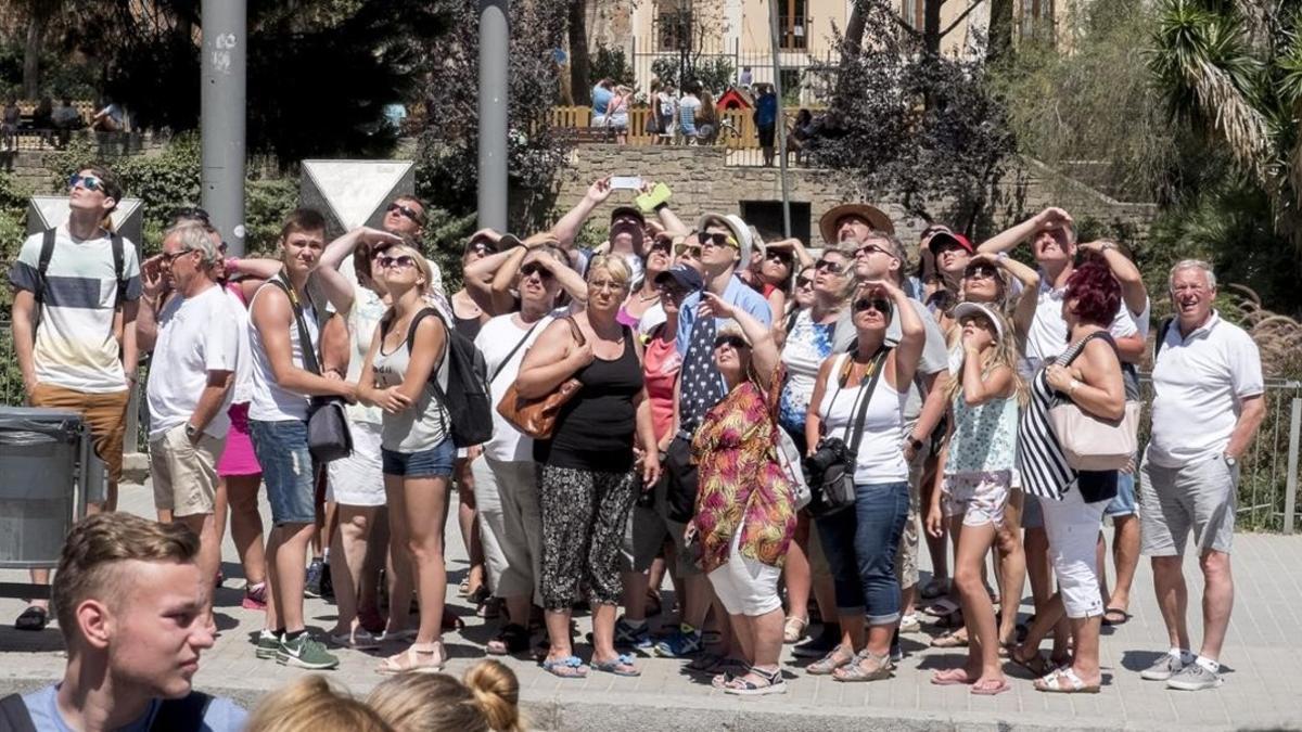 Turistas en la calle marina