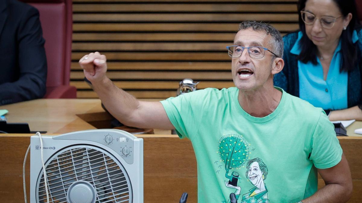 José Luis Lorenz, con el ventilador en la tribuna de las Corts.