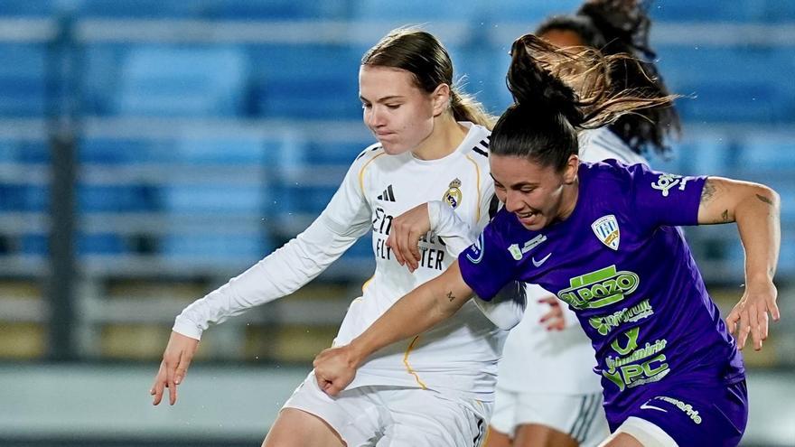 Aitana trata de detener el avance de Keukelaar en la acción de su gol