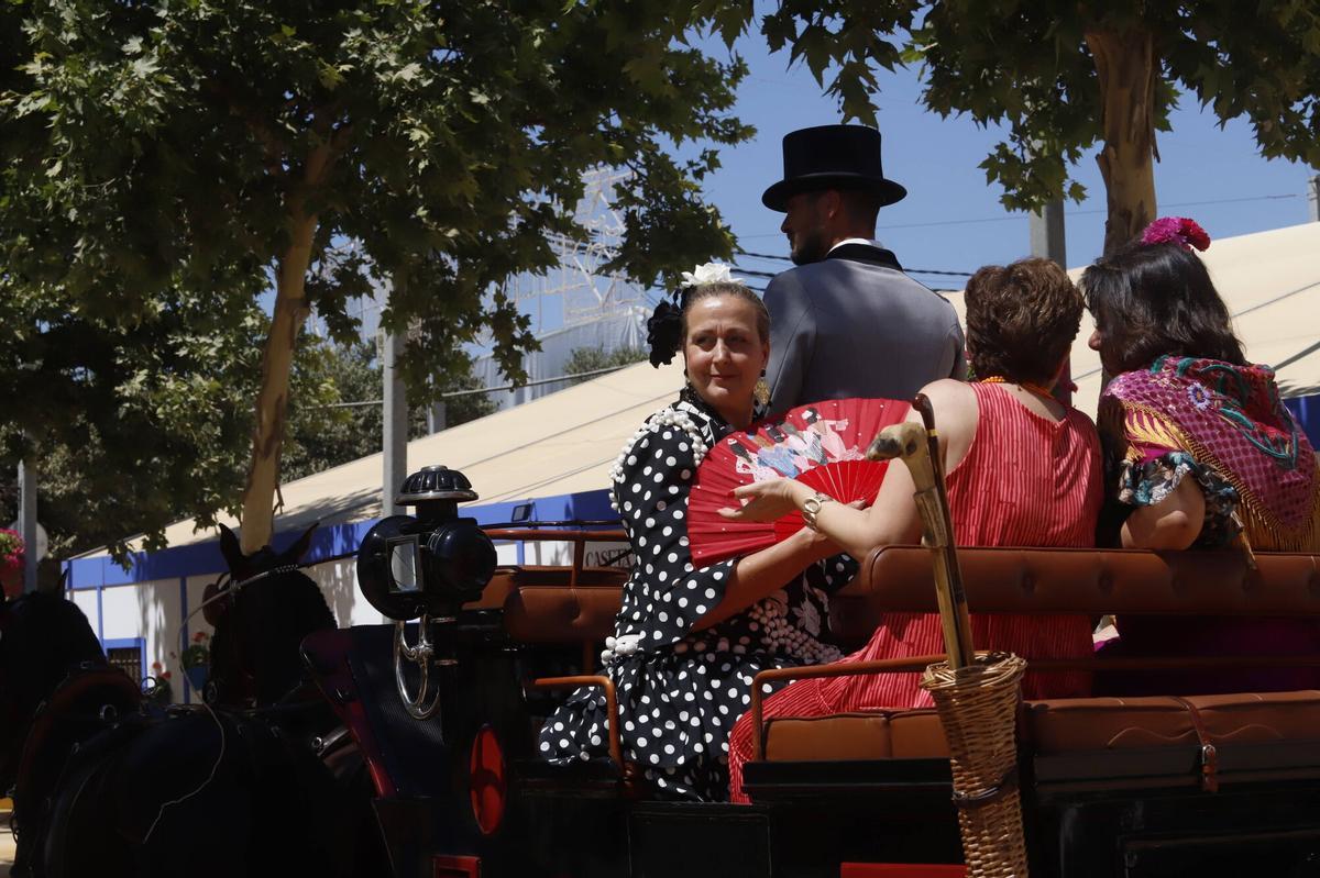 Grupos de amigos, familias y flamenca convierten las calles del recinto en una jornada animada a espera de una noche multitudinaria Grupos de amigos, familias y flamenca convierten las calles del recinto en una jornada animada a espera de una noche multitudinaria