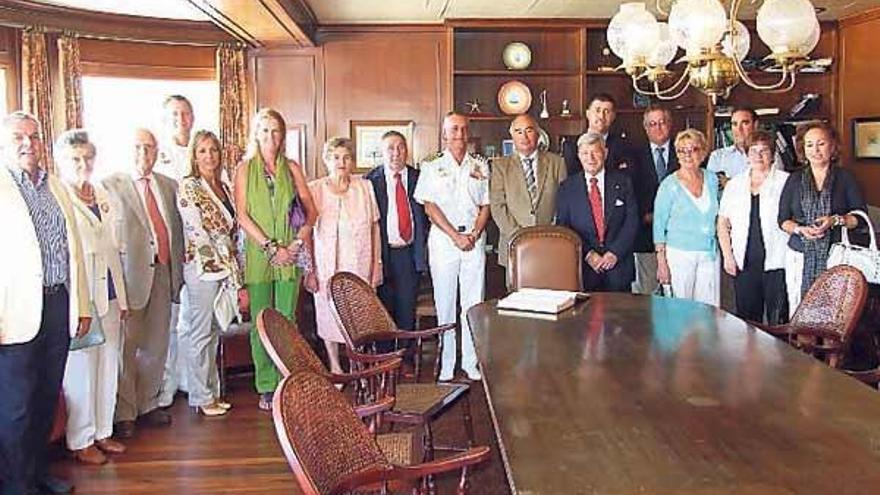 Marcial Gamboa estrecha las relaciones entre la Escuela Naval y el Real Club de Mar de Aguete