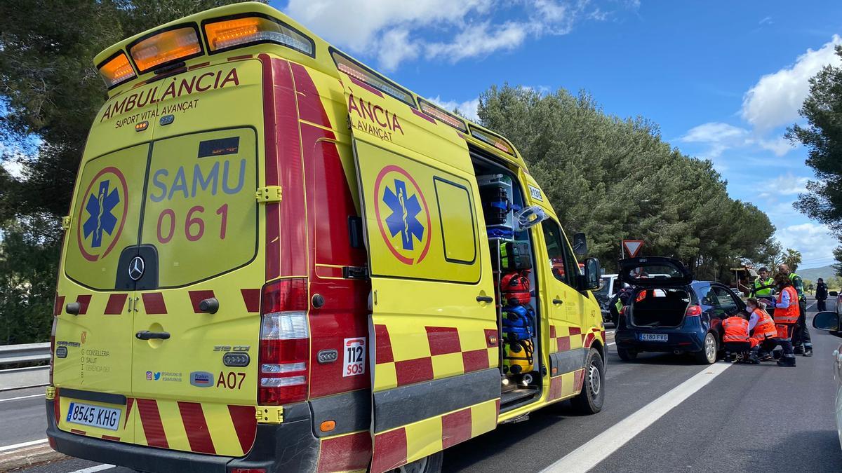 Los bomberos de Ibiza rescatan a dos personas atrapadas en su coche ...