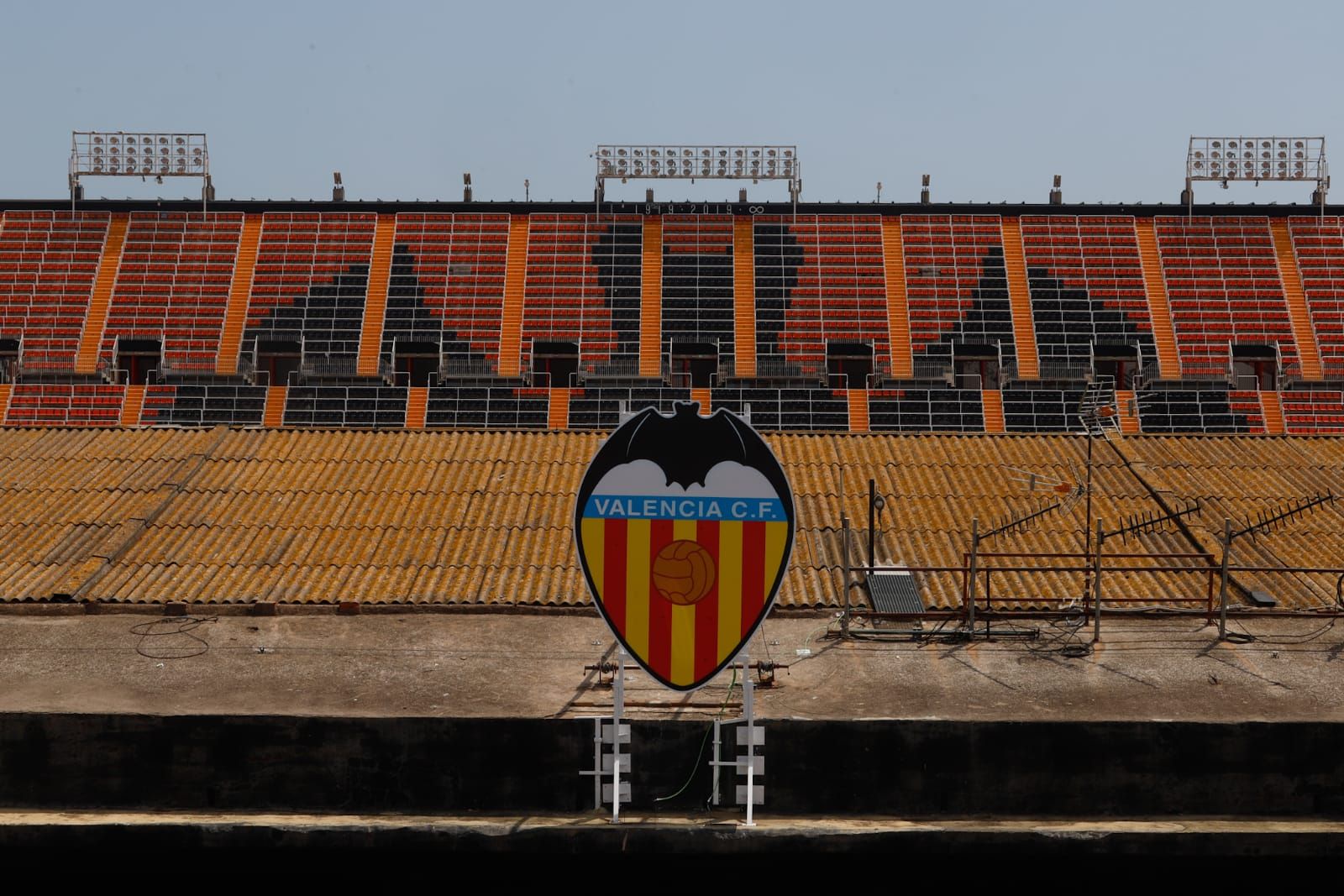 Colocan un escudo provisional del Valencia para el centenario de Mestalla