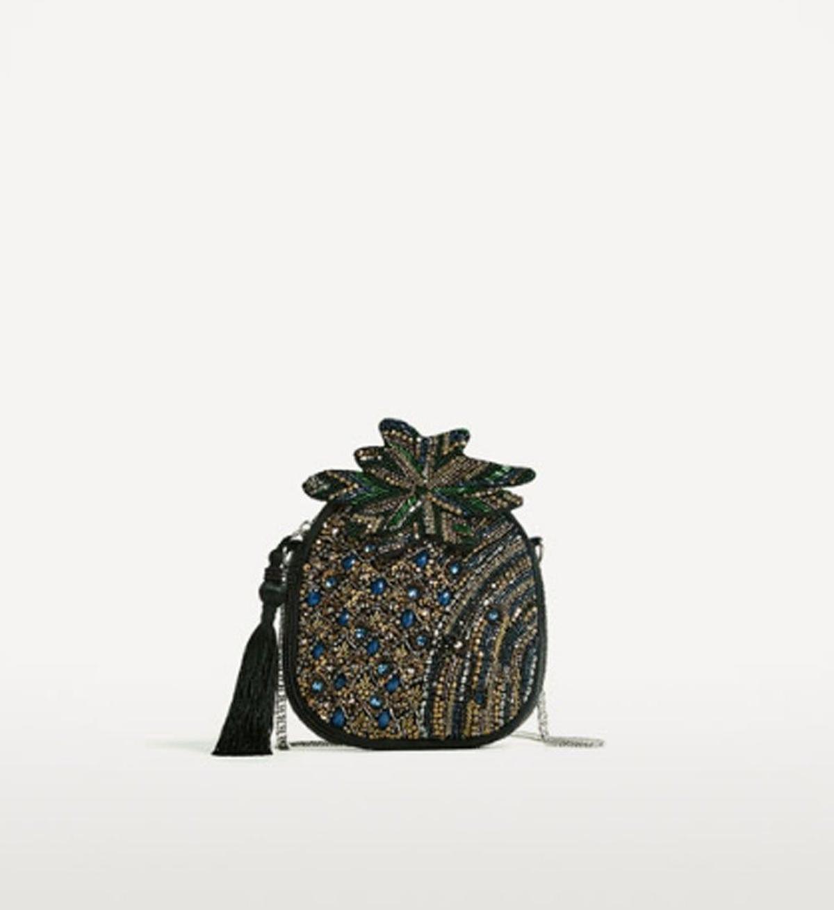 Bandolera con forma de piña de Zara. (Precio: 29, 95 euros)