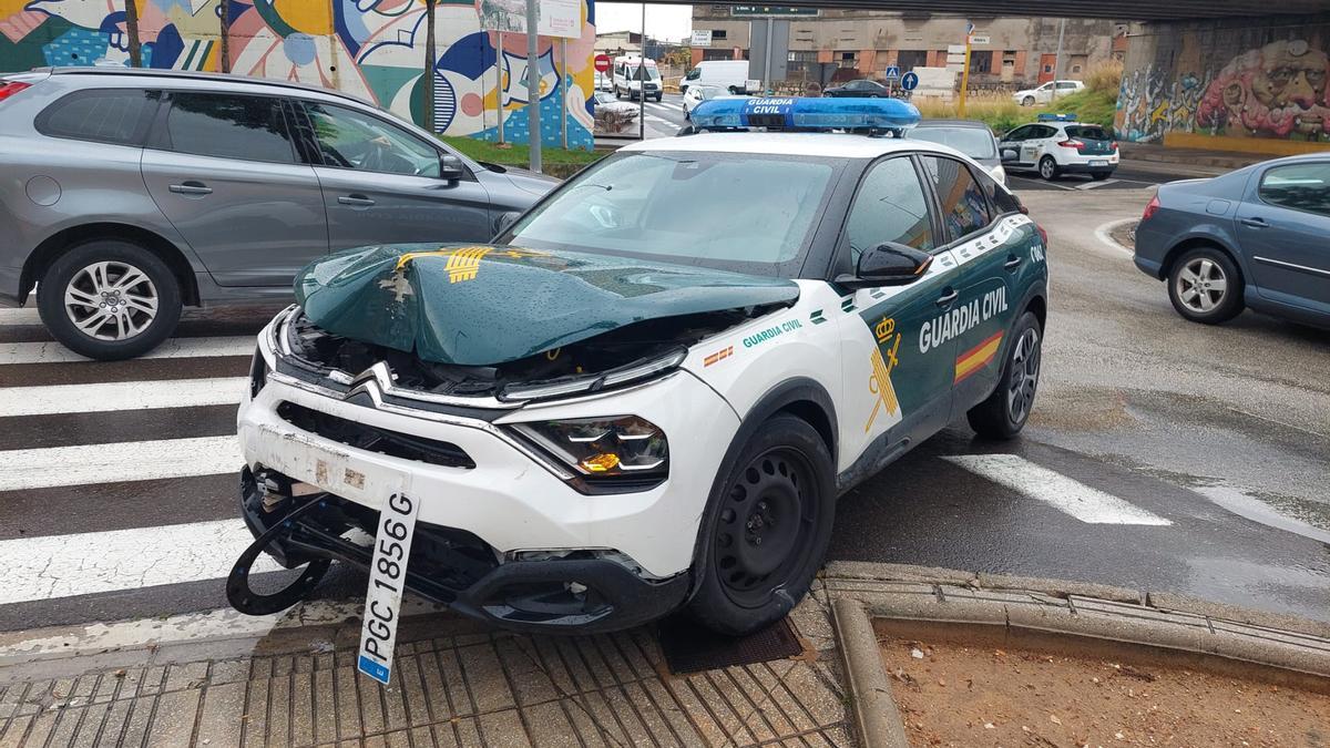 El vehículo de la Guardia Civil que ha sufrido el accidente junto al Pont de Xàtiva.