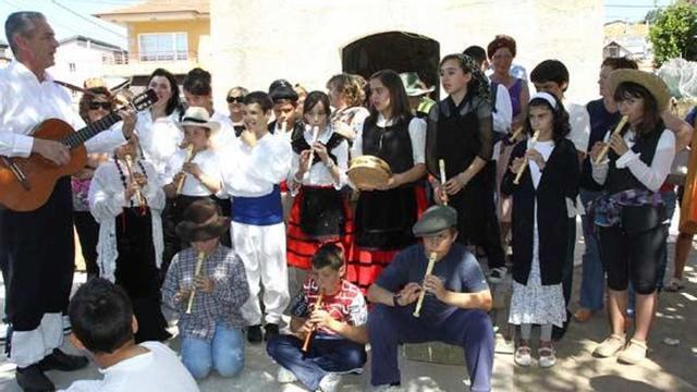 Varios alumnos do CEIP A Guía, interpretando cancións tradicionais coa frauta.  // Carmen Giménez