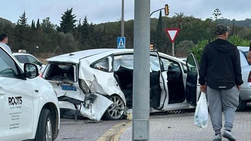 Un coche se 'come' una rotonda en Ibiza y provoca un accidente múltiple