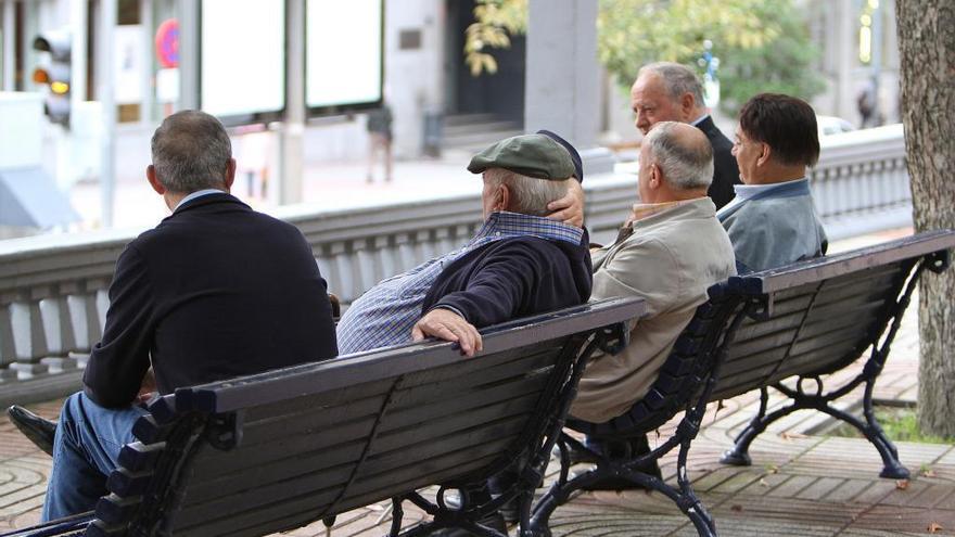 Pensionistas en un parque de Ourense. // I. Osorio