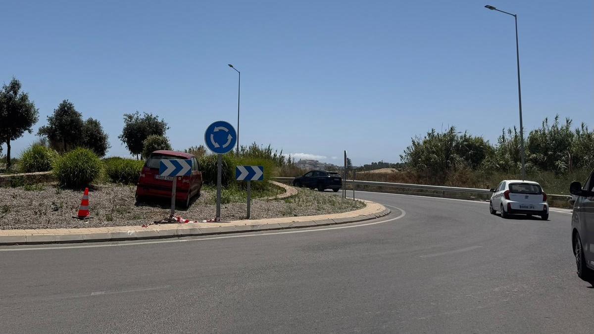 Coche de color rojo en la rotonda de la carretera de Santa Eulària.