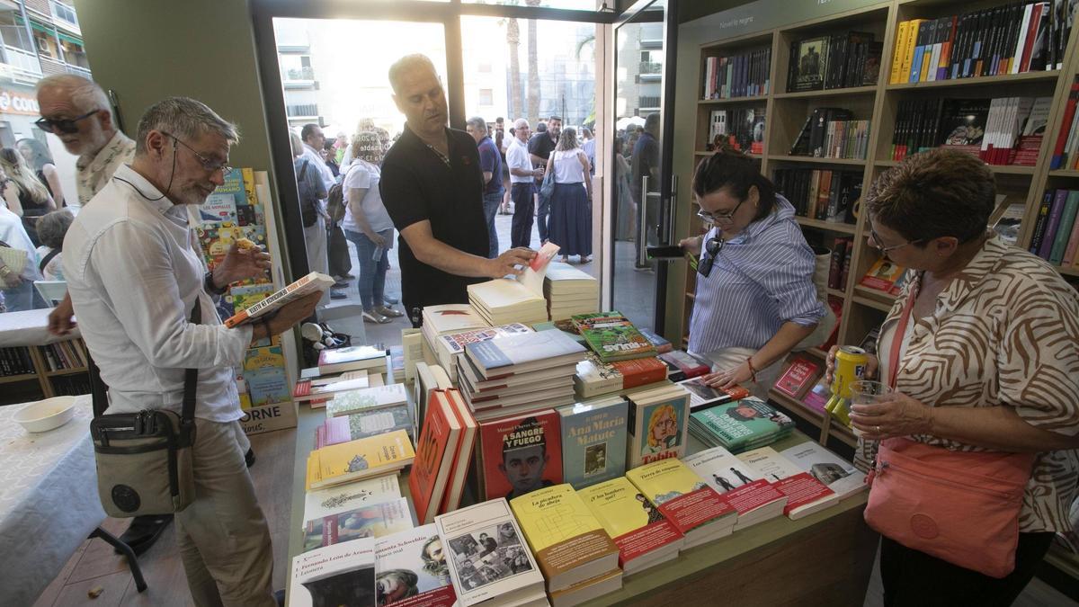 Reapertura de la Librería la Moixeranga en Paiporta este jueves.