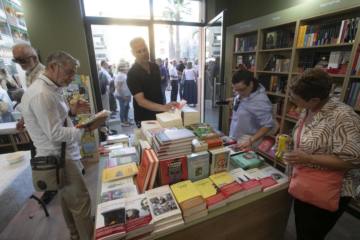 Reapertura de la Librería la Moixeranga en Paiporta este jueves.