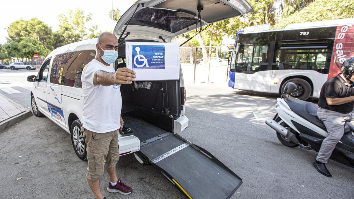 Taxi adaptado para personas con movilidad reducida con la rampa de acceso desplegada