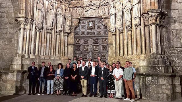 Autoridades presentes en el acto de inauguración de la nueva iluminación de la catedral de Tui. | D.P.