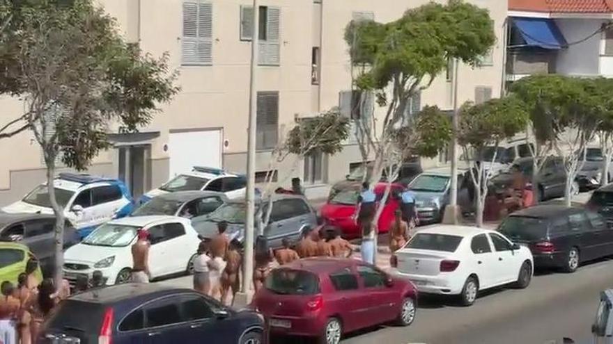 Se esconde bajo un coche tras huir de la Policía en Telde