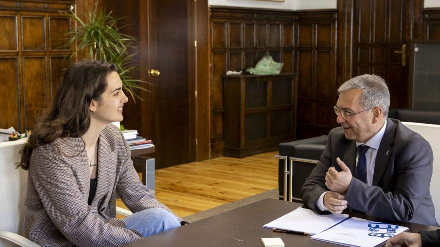 Paula Ginzo, junto al presidente Luis Menor, en el Pazo Provincial. | Deputación de Ourense