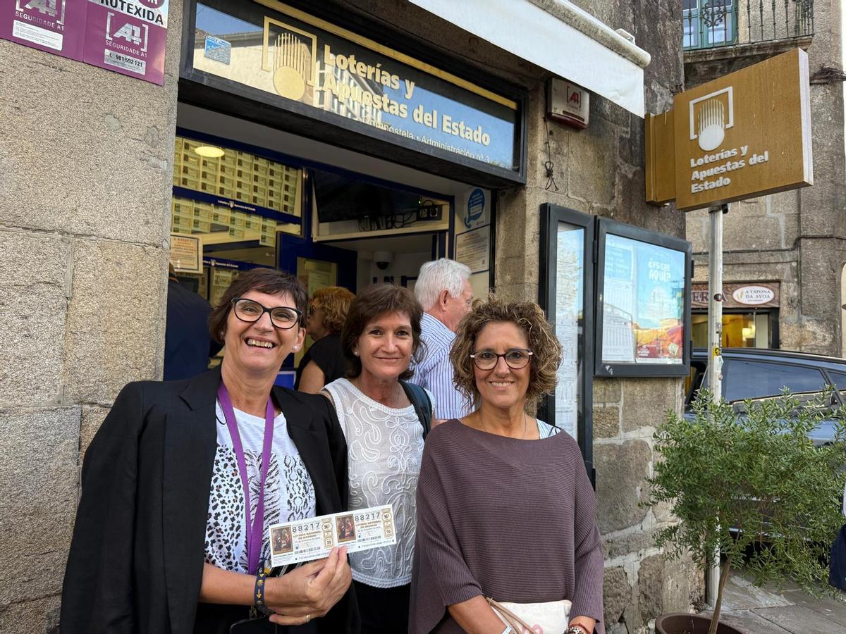 Pilar, Pili y Sari después de comprar sus décimos de lotería