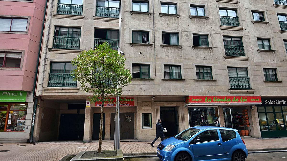 Las ventanas del segundo piso afectado por el incendio seguían abiertas para ventilar ayer. |   // G. SANTOS