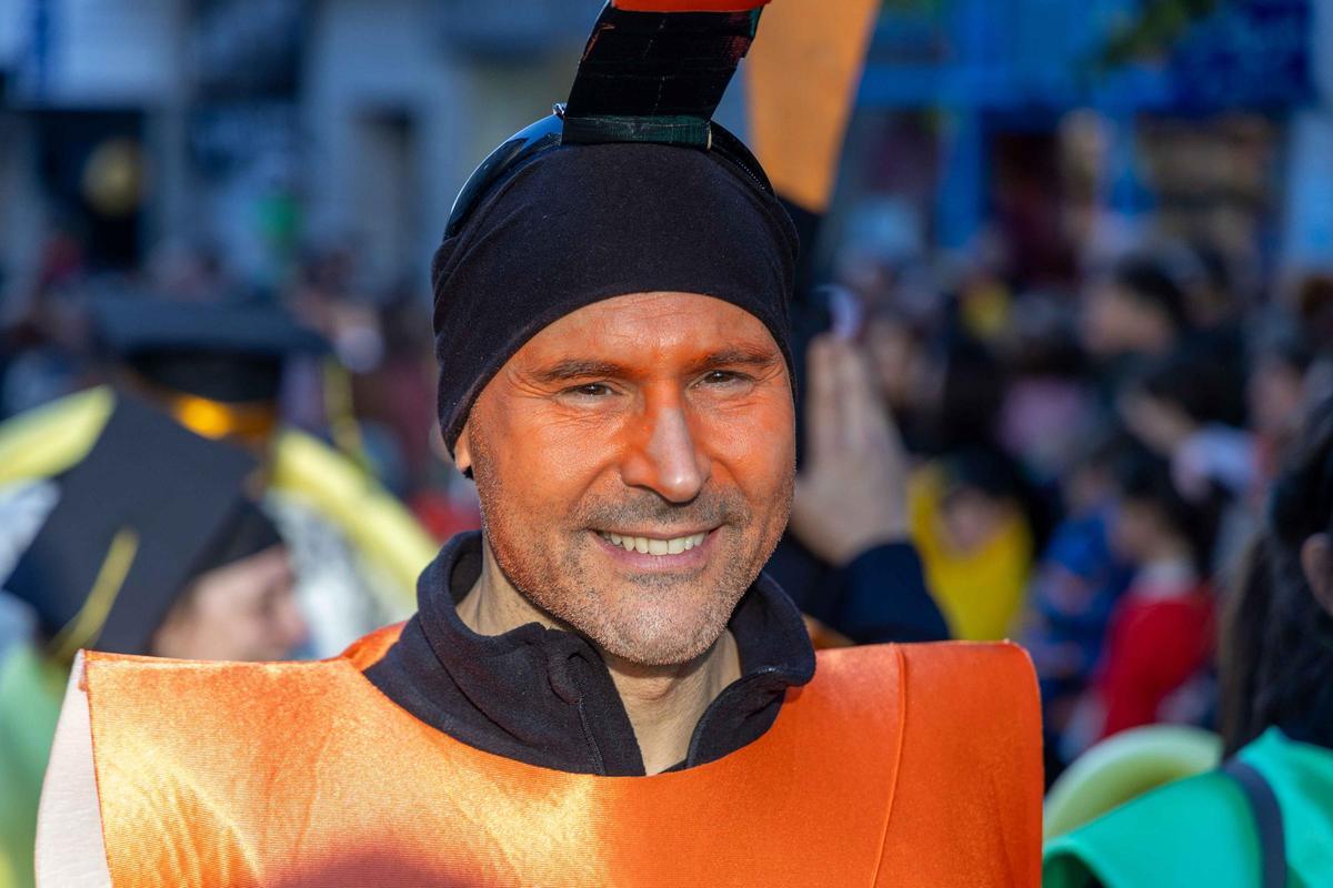 Vintedúas comparsas e dez carrozas: Santiago celebra o día grande do seu Entroido