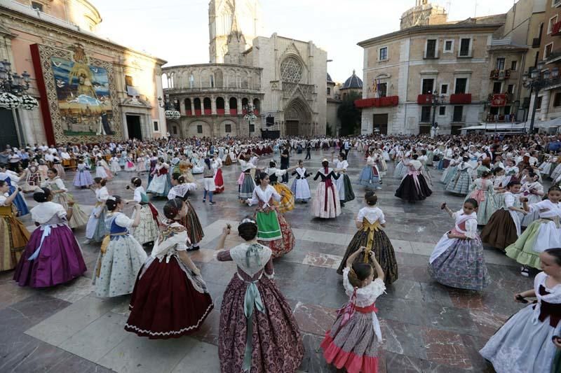 Dansà infantil en la plaza de la Virgen