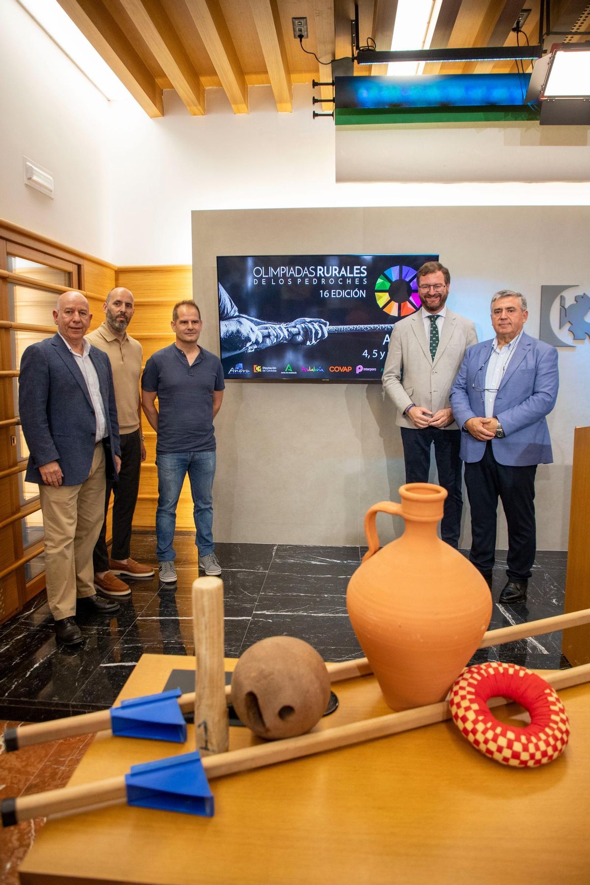 En primer plano, material que se usa en los juegos de las Olimpiadas Rurales de Los Pedroches.