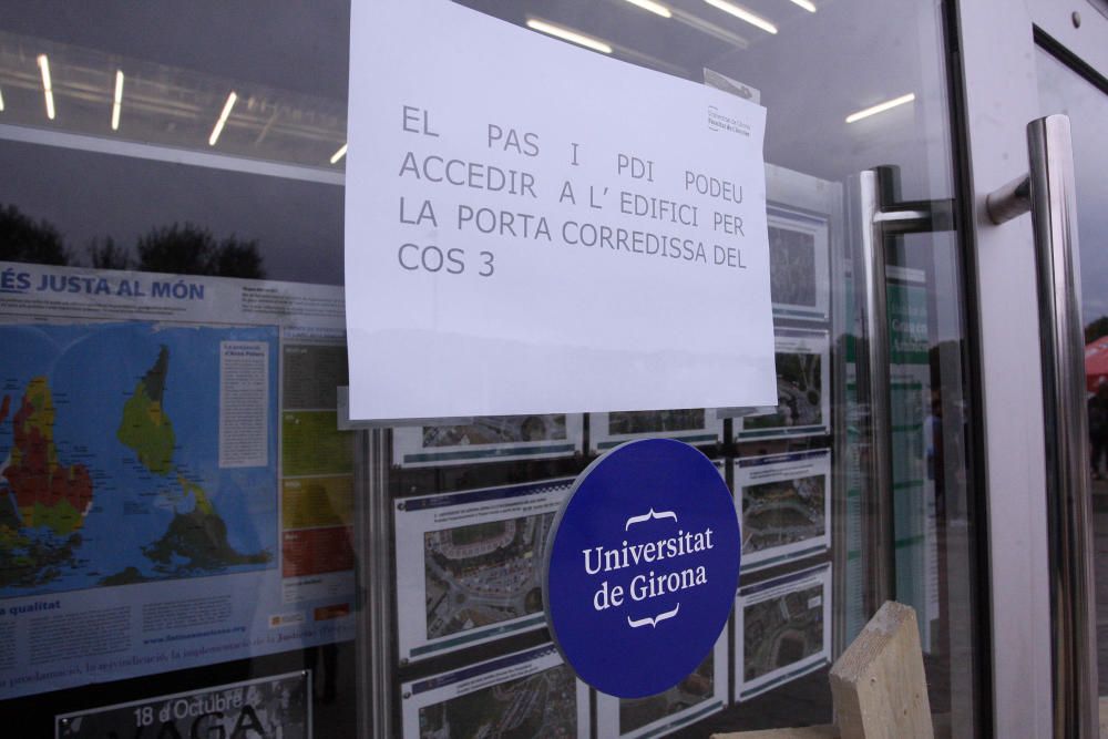 Piquets impedeixen l'accés dels alumnes a la UdG