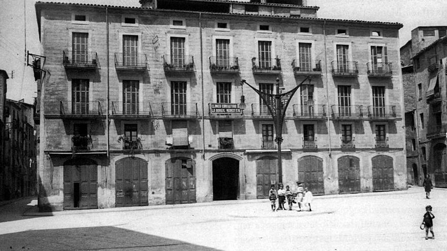 Imatge de la plaça als anys trenta del segle XX després de la remodelació
