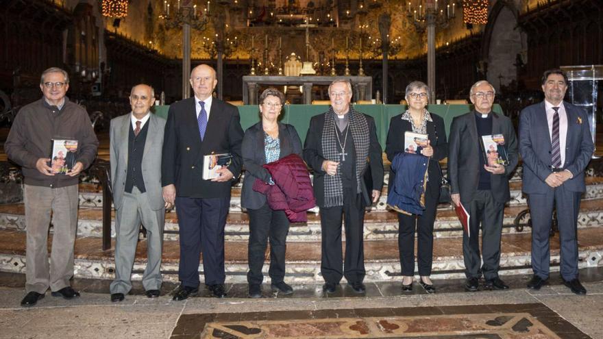 El obispo de Mallorca se rodeó ayer de los coordinadores del libro en la presentación en la Seu.