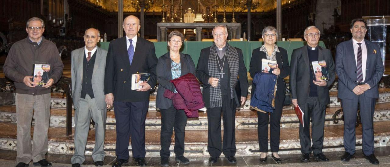 El obispo de Mallorca se rodeó ayer de los coordinadores del libro en la presentación en la Seu.