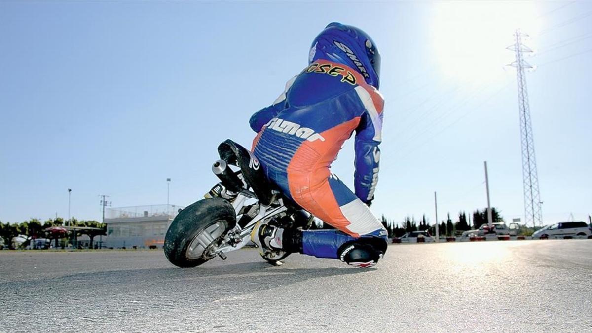 Un piloto de minimotos durante una prueba.