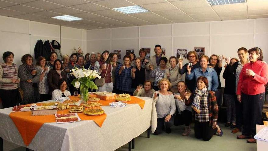 Integrantes de Mulleres Rurais y el alcalde durante la inauguración de su nuevo local. // Fdv