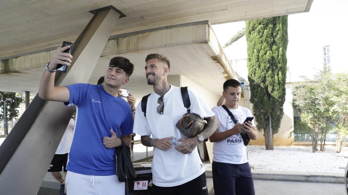 Samu Castillejo, fotografiándose junto a un aficionado.