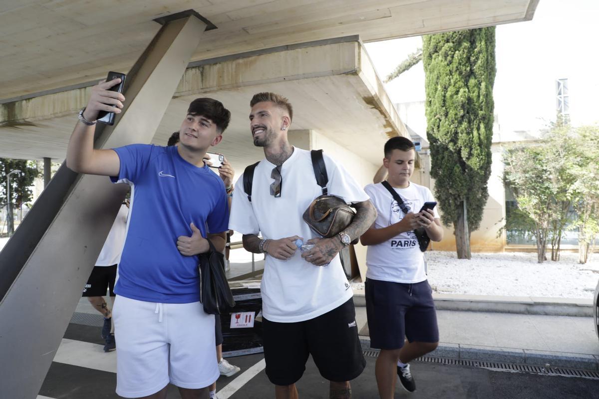 Samu Castillejo, fotografiándose junto a un aficionado.