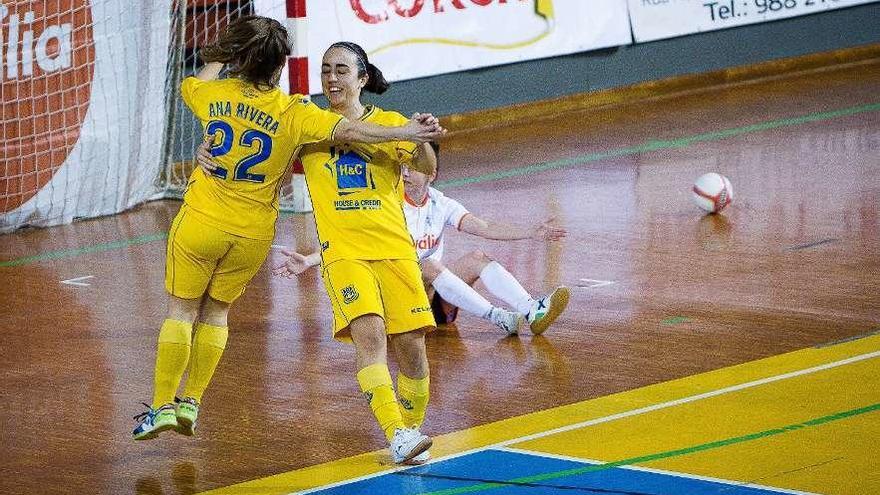 Las ourensanas del Alcorcón, Ana Rivera y Vane Sotelo, celebran un gol, ayer en Os Remedios. // A. Iglesias