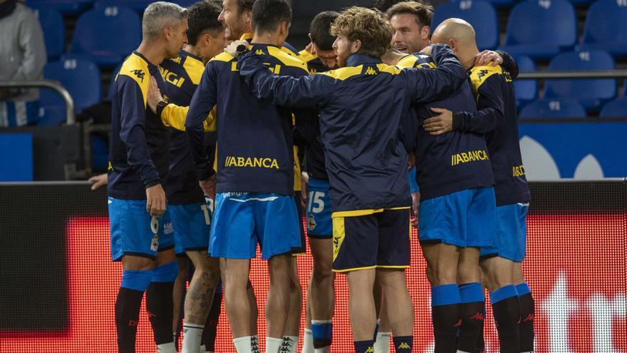 Los jugadores se conjuran antes de uno de los partidos disputados en Riazor. |  // CASTELEIRO / ROLLER AGENCIA