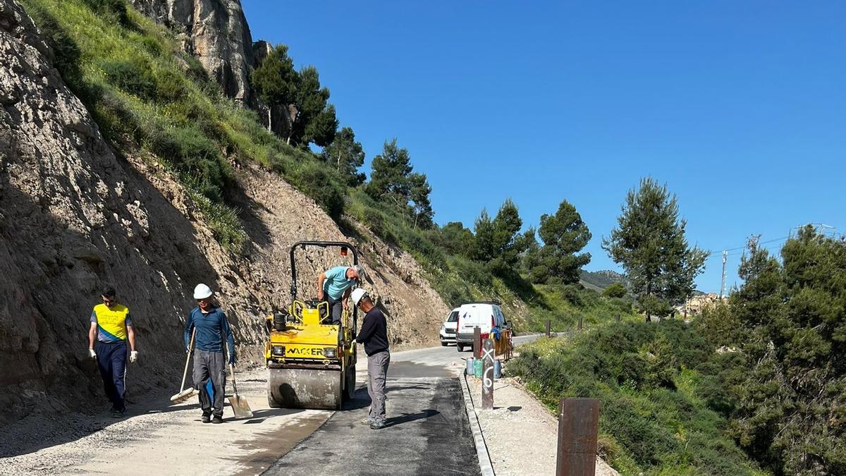 Últimos trabajos, este viernes, de asfaltado en la carretera de circunvalación del Castillo antes de abrirla al tránsito de todo tipo de vehículos.