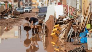 Una mujer vierte lodo en la localidad de Los Nietos, en Cartagena, afectada por las inundaciones de la Región de Murcia de 2019.
