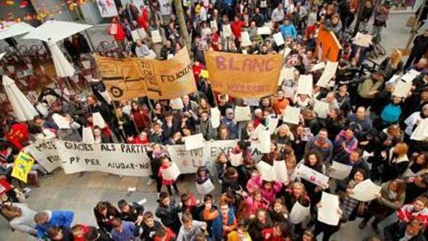 Uns 300 clients van protestar ahir davant la casa de la vila.