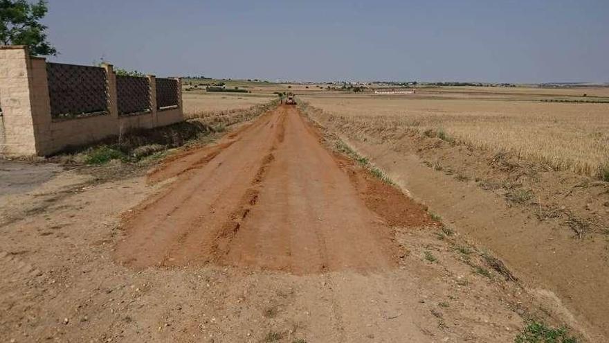 Actuación de reparación de uno de los caminos rurales en Arcenillas.