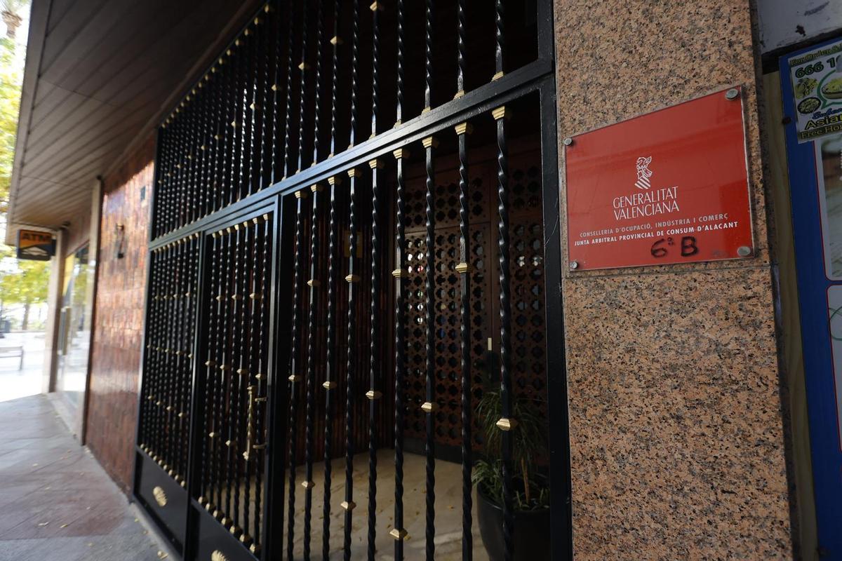 Plaque of the Generalitat Valenciana in the Mónaco building in Alicante.