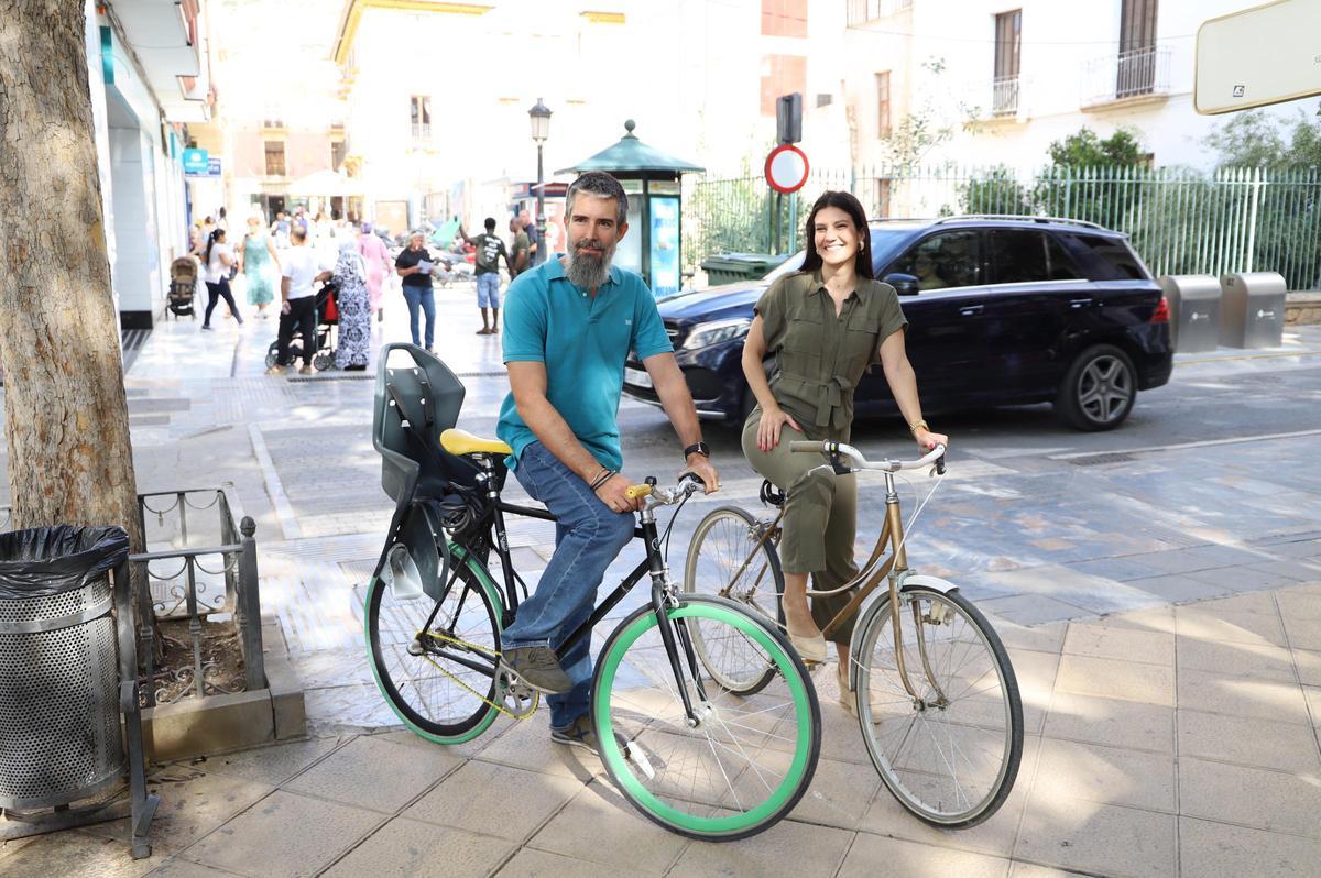 María Hernández, concejala de Movilidad, junto a uno de los técnicos de la concejalía en el acto de presentación de la Semana Europea de la Movilidad.
